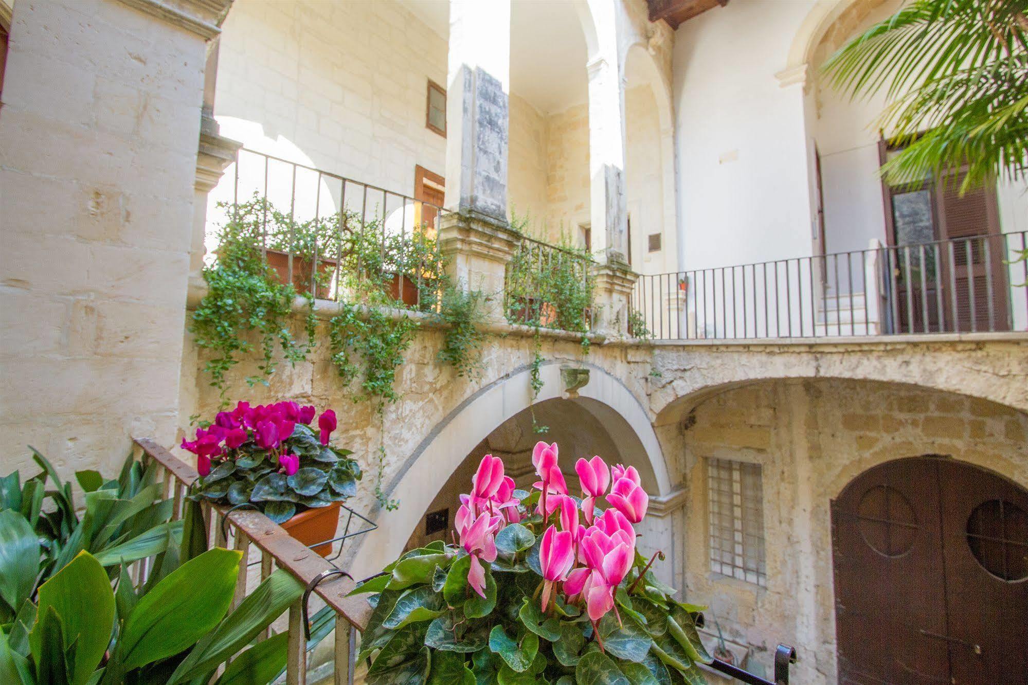 B&B Casa Li Santi Lecce Exterior foto